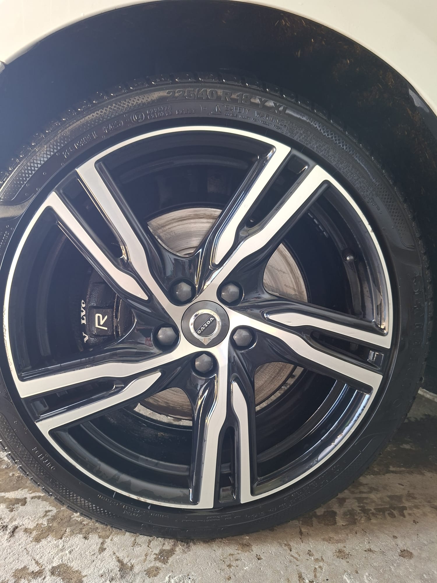 Exterior car detailing and paint protection by DE detailing Tielt