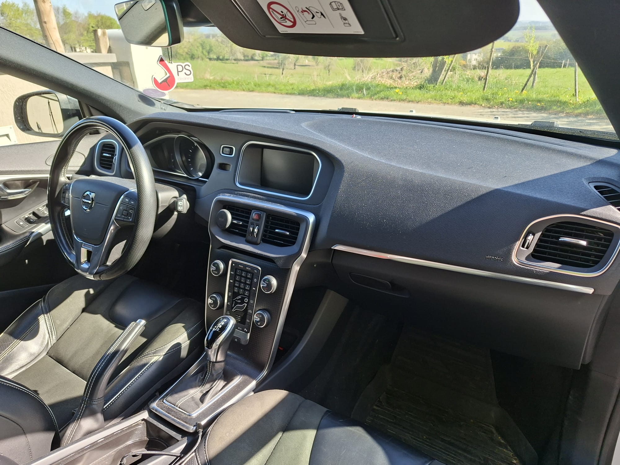 Car interior detailing result by DE detailing Tielt