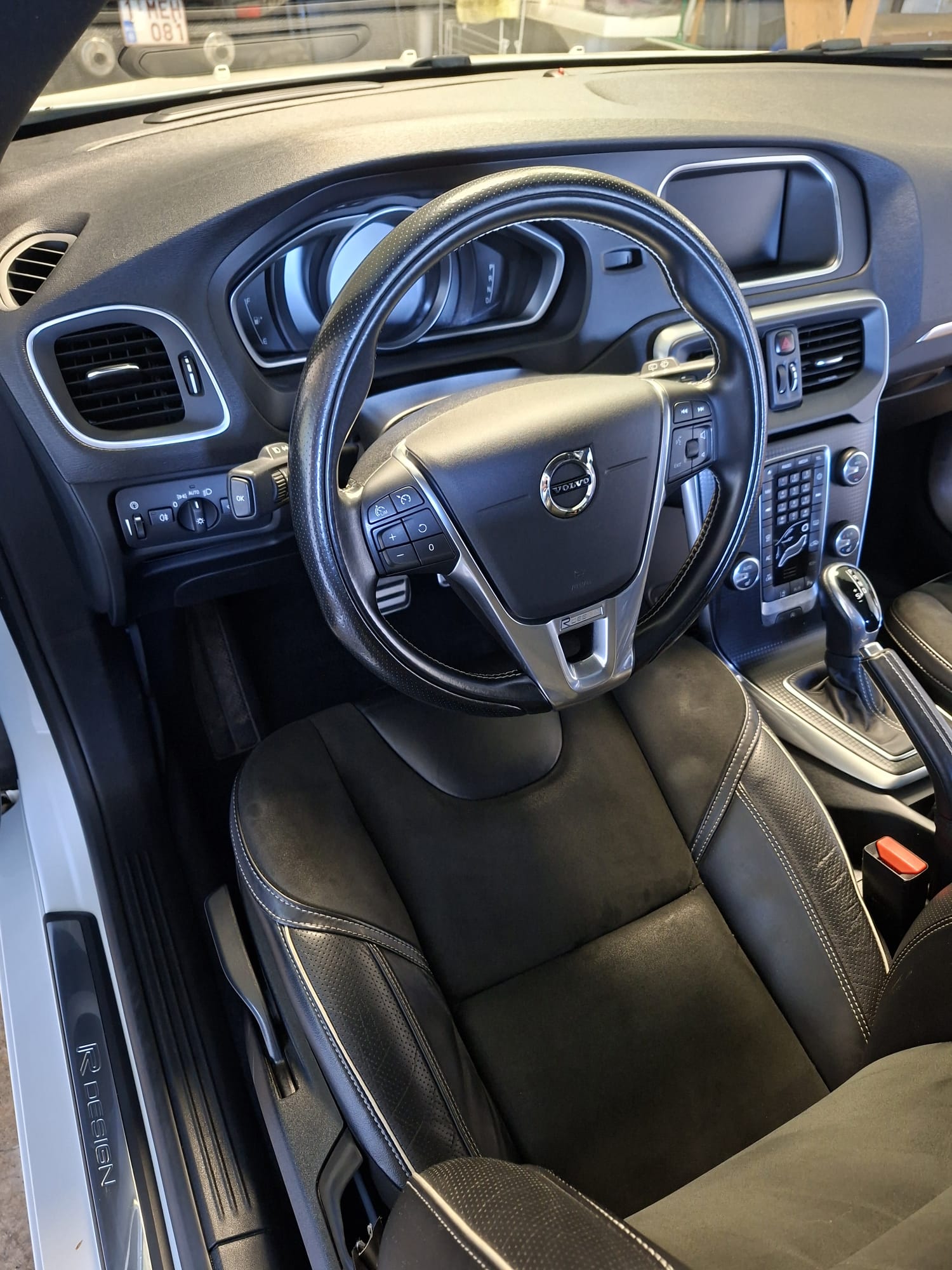 Deep interior clean and seat treatment by DE detailing